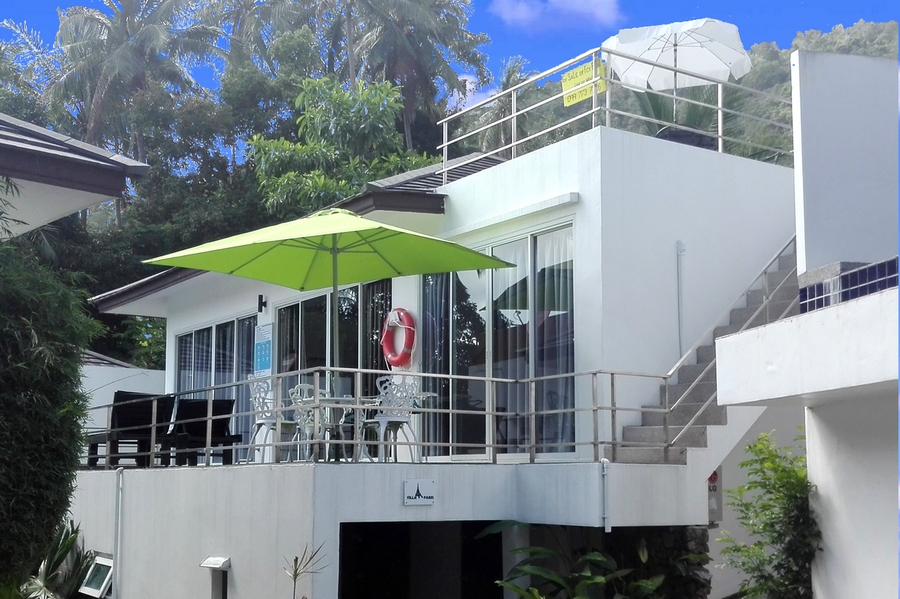 villa Paris entrée par escalier pour arriver a la terrasse avec piscine